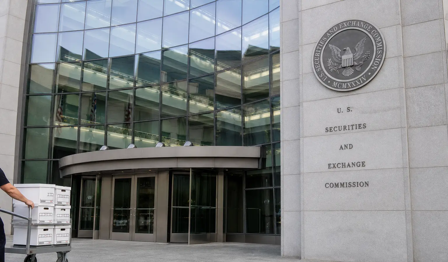 SEC Settles Coinbase FOIA Case Over Missing Gensler Messages